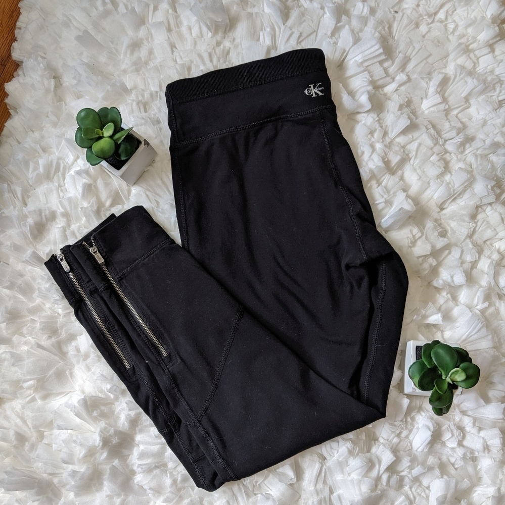 Black Calvin Klein Capri leggings w/ ankle zipper
